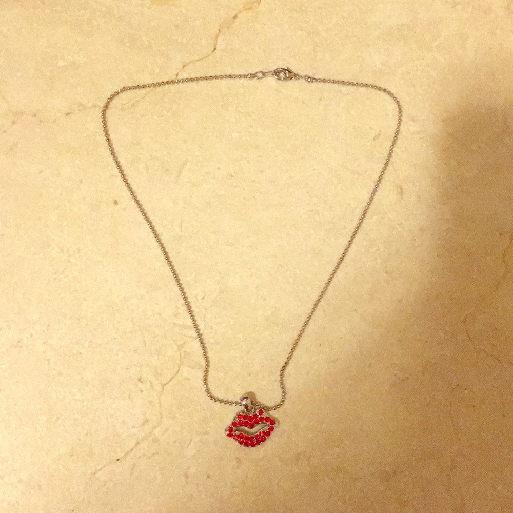 Red lips kissy necklace
